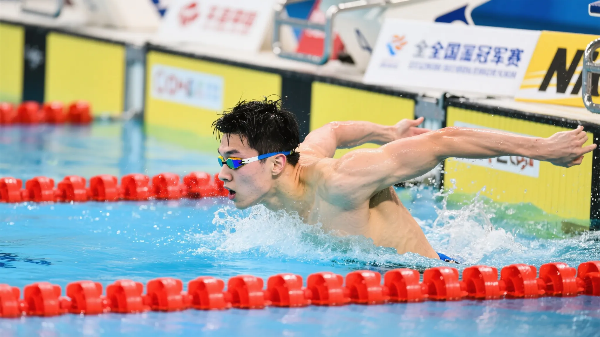 潘展乐全国游泳冠军赛再夺冠，男子200米自由泳1分45秒45加冕，两天双冠！