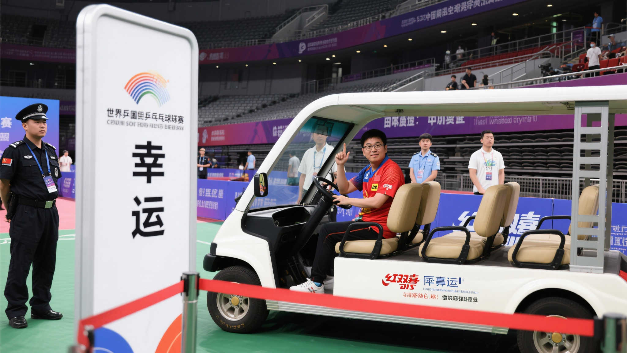 球迷巧妙登上多哈世乒赛球员专用巴士 球迷巧妙登上多哈世乒赛球员专用巴士